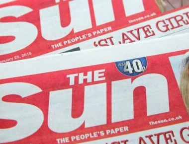 Sun: «Εμπόλεμη ζώνη η Αθήνα από οπαδούς» - Τί γράφει η βρετανική εφημερίδα